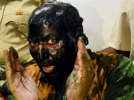 பாக். அமைச்சர் நூலை வெளியிடுவதா? அத்வானி உதவியாளர் குல்கர்னி மீது கருப்பு மை வீசி சிவசேனா தாக்குதல்