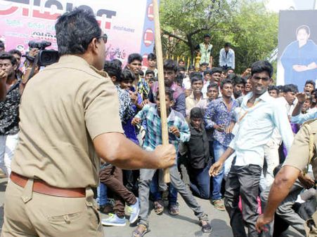 மாணவர் சங்கத் தேர்தலை நடத்தக் கோரி பிரசிடென்சி கல்லூரி மாணவர்கள் போராட்டம்... போலீஸ் தடியடி