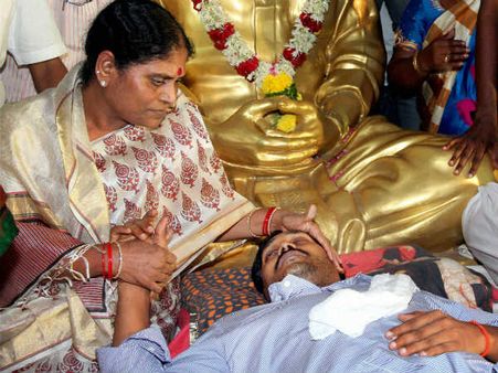 தொடர் உண்ணாவிரதம் இருந்த ஜெகனை குண்டுகட்டாக தூக்கிச் சென்று மருத்துவமனையில் அனுமதித்த போலீசார்