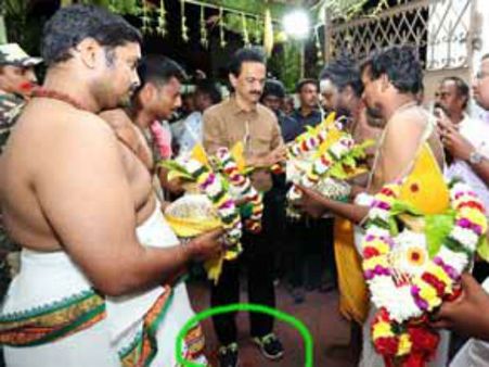 பெருமாளை சேவித்த ஸ்டாலின்.. ஆன்மீகத்திற்குத் தாவும் திமுகவினர்.. 'கம்'மென்றிருக்கும் கருணாநிதி