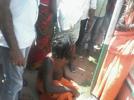 பள்ளி மாணவியின் கையைப் பிடித்து இழுத்த சாமியார்... தர்மஅடி கொடுத்த பொதுமக்கள்