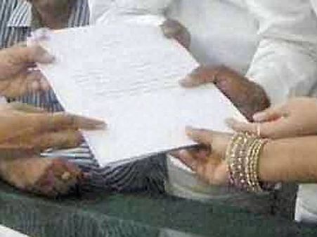 சவுதியில் தவிக்கும் கணவர்கள்... மீட்டுத் தரக் கோரி கலெக்டரை மனுவுடன் சந்தித்த 2 பெண்கள்!