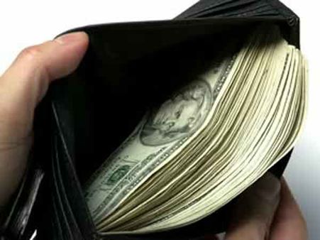 வெளிநாட்டவரின் பேக்குகளைத் திருடி பணத்தை எடுத்துக் கொண்டு... ஆவணங்களை ரிட்டர்ன் செய்த திருடன்