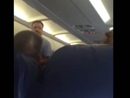 யு.எஸ்.: இளம்பெண்ணை திட்டி அழவைத்து விமானத்தில் இருந்து இறக்கிவிட்ட சிப்பந்தி