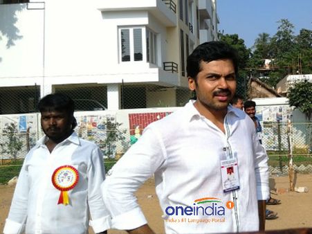 கார்த்தியைப் பாரு.. என்னா கலரு... ஓட்டுப் போட வந்த நடிகர், நடிகையரை ரசித்த பொதுமக்கள்!!!