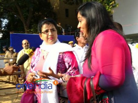 அடையாள அட்டை இல்லாமல் ஓட்டுப் போட வந்த அம்பிகா, ராதா.. போலீஸுடன் கடும் வாதம்