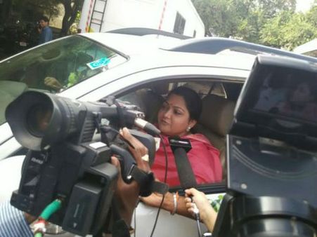 ரஜினியின் ‘பெயர் மாற்ற’ கோரிக்கையை வெற்றி பெறும் அணி முடிவு செய்யும்: குஷ்பு