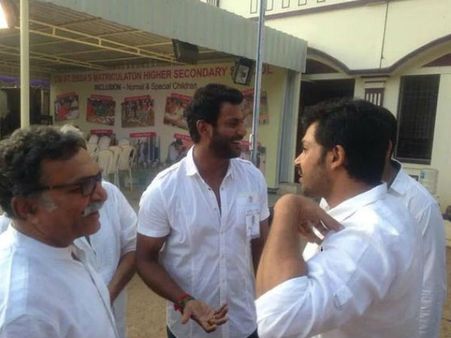 அடிதடிக்குப் பிறகும் தொடர்ந்து வாக்குப்பதிவு.. தேர்தலை நிறுத்த சரத் முயற்சிப்பதாக விஷால் அணி புகார்