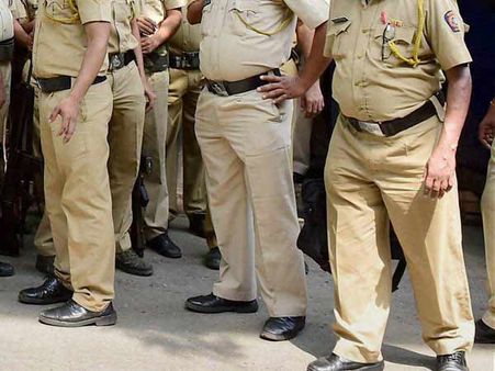 2 முஸ்லீம் வாலிபர்களை அடித்து பாகிஸ்தானுக்கு செல்லுமாறு கூறிய மும்பை போலீஸ்