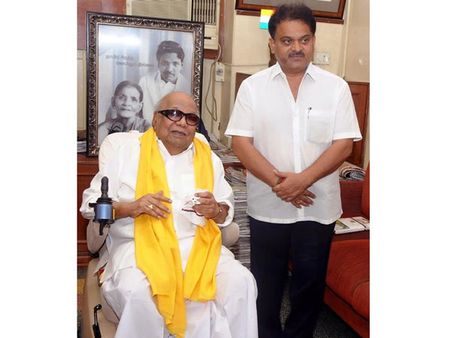 கருணாநிதியை சந்தித்து ஆசி பெற்றார் பூச்சி முருகன்