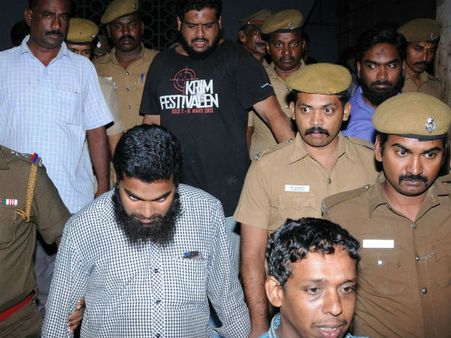 மதுரை: அரசு பஸ்களில் குண்டு வெடிப்பு: 3 பேர் கைது- பேட்டரி, வெடிமருந்து பறிமுதல்