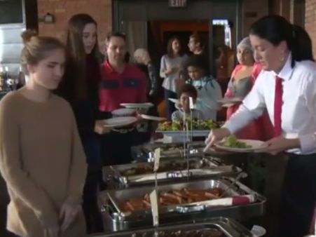 திடீரென திருமணத்தை நிறுத்திய மாப்பிள்ளை... 120 ஏழைகளுக்கு ஸ்டார் ஹோட்டலில் விருந்து வைத்த மணமகள்!