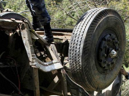 காஷ்மீரில் வேன் கவிழ்ந்து கோர விபத்து- 15 பேர் பலி; 30க்கும் மேற்பட்டோர் படுகாயம்