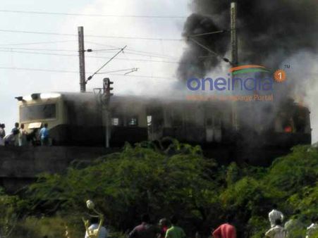 சென்னை கடற்கரை - வேளச்சேரி பறக்கும் ரயிலில் தீவிபத்து: தொழில் நுட்பக் கோளாறு காரணம்