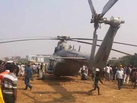 மும்பையில் நெரிசல் மிகுந்த பகுதியில் திடீரென தரையிறங்கி பீதியை கிளப்பிய விமானப் படை ஹெலிகப்டர்