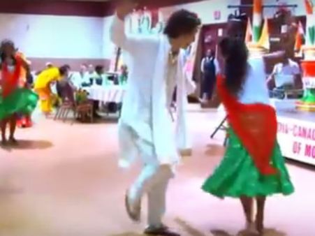 இளம்பெண்களுடன் குத்தாட்டம் போட்ட கனடா பிரதமர்!