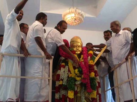 மருது சகோதரர்கள் நினைவிடத்தில் தி.மு.க.வினர் போராட்டம்... அ.தி.மு.க.வினரும் குவிந்ததால் பரபரப்பு!!