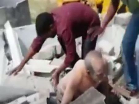 செகந்திராபாத்தில் 60 வயது முதியவரோடு சேர்த்து வீட்டை இடித்த அதிகாரிகள்