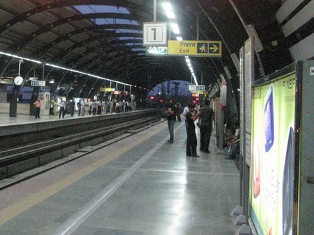 நில அதிர்வால் டெல்லியில் தொலைத்தொடர்பு சேவை பாதிப்பு