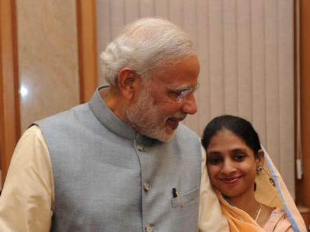 பிரதமர் மோடியுடன் கீதா சந்திப்பு- பாக். தொண்டு நிறுவனத்துக்கு ரூ1 கோடி நிதி உதவி!!