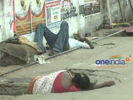 ஆண்களுக்குப் போட்டியாக பெண்களும் போதையில் உலாவும் கொடுமை.. கரூரில்!