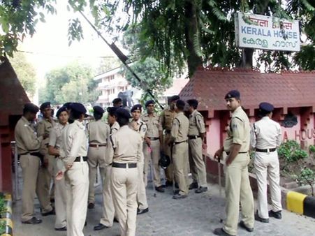 கேரள பவனில் போலீஸ் நுழைந்ததை கண்டித்து டெல்லியில் கேரள எம்.பிக்கள், பத்திரிகையாளர்கள் தர்ணா!