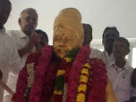 பாதுகாப்புக்கு மத்தியில் மருது பாண்டியர் குரு பூஜை: முக்கிய தலைவர்கள் அஞ்சலி