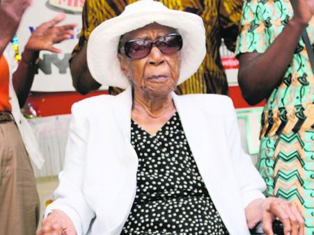 டெய்லி ‘அதுதான்’ சாப்டுறேன், நல்லாத் தானே இருக்கேன்... சவால் விடும் உலகின் வயதான பாட்டி!