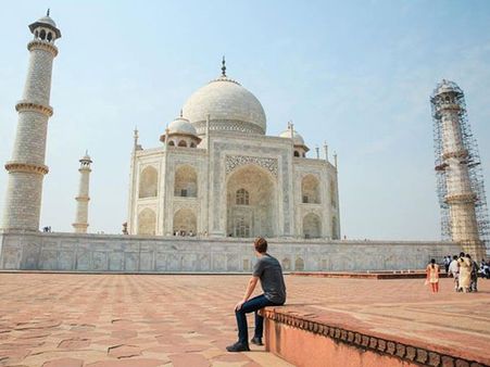 தாஜ்மஹாலை பார்த்து அசந்து போய் 'லைக்' செய்த ஜூக்கர்பெர்க்!