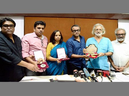 தேசிய விருதுகளை திருப்பி அளித்த படைப்பாளிகள்: புனே திரைப்படக்கல்லூரி மாணவர்கள் போராட்டத்திற்கு ஆதரவு