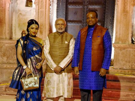 இந்திய டிஷ் சாப்பிட்டு, பனாரஸ் பட்டுப்புடவைகளை பார்வையிட்ட ஆப்பிரிக்க 'முதல் பெண்மணிகள்'!