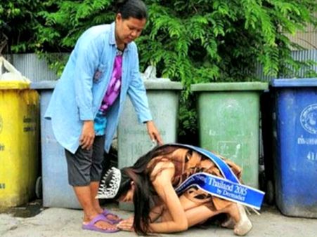 குப்பை அள்ளி வளர்த்த தாயின் காலில் விழுந்து வணங்கிய மிஸ் தாய்லாந்து