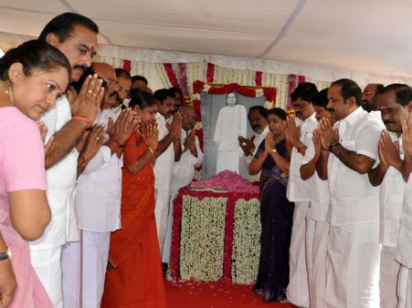 ஓ.பன்னீர்செல்வம் தலைமையில் முத்துராமலிங்கதேவர் நினைவிடத்தில் அமைச்சர்கள் மரியாதை!