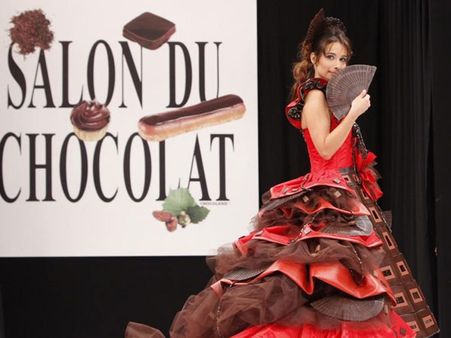 வண்ண வண்ண நிறங்களில் “சாக்லெட் ஆடைகள்” - பாரீசில் அழகிகளின் அசத்தல் சாக்லெட் ஃபேஷன் ஷோ!