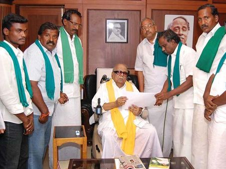 ஆந்திரா சிறையில் வாடும் தமிழர்களை மீட்கும் பணியில் தி.மு.க. வழக்கறிஞர்கள்...கருணாநிதி அதிரடி!!