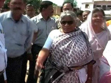 பண உதவி கேட்ட சிறுவனின் தலையை செருப்புக் காலால் உதைத்துத் தள்ளிய பெண் அமைச்சர்: தீயாய் பரவும் வீடியோ