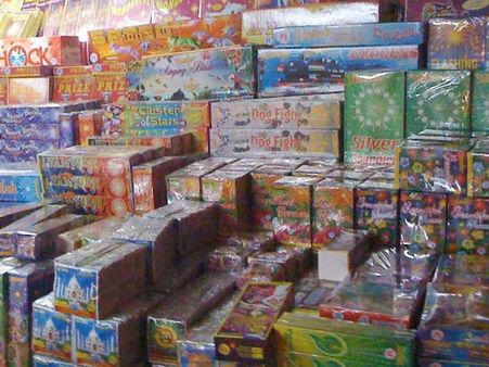 தீபாவளி வந்துருச்சு... ஆனால் தீவுத்திடலில் பட்டாசுக் கடைகள் குறைஞ்சிருச்சே.. ஏமாற்றத்தில் மக்கள்!