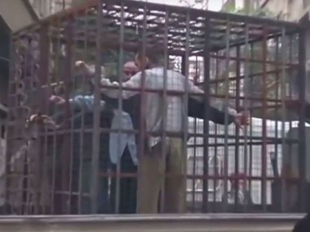 பொதுமக்களை கூண்டில் அடைத்து மனித கேடயங்களாக்கும் சிரியா கிளர்ச்சி கும்பல்- அதிர்ச்சி வீடியோ!!