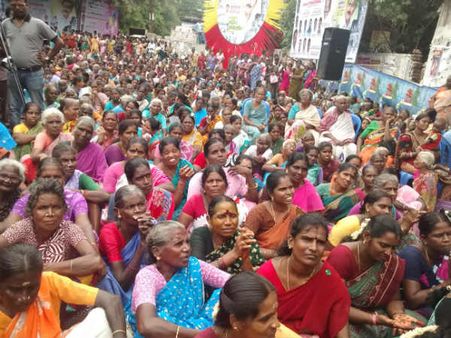 பள்ளி பேருந்தில் கை துண்டிக்கப்பட்ட சிறுமி - இழப்பீடு கேட்டு பள்ளியை முற்றுகையிட்ட பொதுமக்கள்