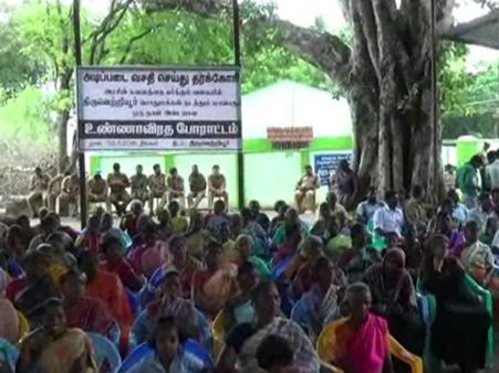 செவி சாய்க்காத அரசு.. அடிப்படை வசதி கேட்டு அயராமல் போராடும் அப்பாவி மக்கள்!