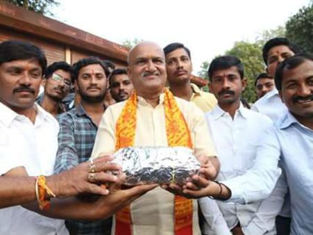 மாட்டிறைச்சி சாப்பிடுவேன் என்ற சித்தராமையாவுக்கு 1 கிலோ பன்றிக்கறி பார்சல் அனுப்பிய முத்தாலிக்!