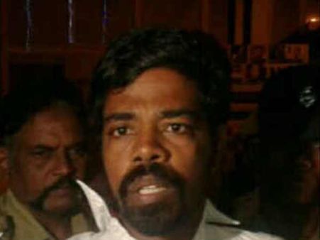 சென்னையில் மாஜி தேசிய பாதுகாப்பு ஆலோசகர் எம்.கே.நாரயணனுக்கு சரமாரி செருப்படி- 'பிரபாகரன்' கைது