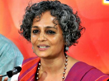 தேசிய விருதை திருப்பி ஒப்படைத்தார் அருந்ததிராய்... இந்துத்துவாவாதிகள் மீது கடும் பாய்ச்சல்!