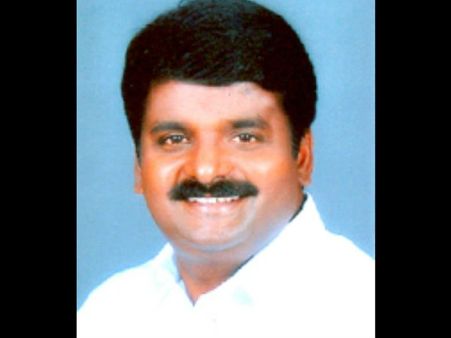 அமைச்சர் விஜயபாஸ்கரின் உருவபொம்மை எரிப்பு...புதுக்கோட்டையில் பதற்றம் !