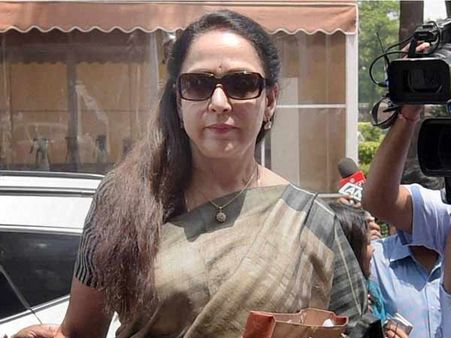 நாட்டின் கவுரவமான தேசிய விருதினை திருப்பி அளிப்பது சரியல்ல- சாடும் ஹேமமாலினி