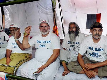 ஒரு பதவி ஒரே ஓய்வூதியம் திட்டத்தை அமல்படுத்த மத்திய அரசு அறிவிக்கை வெளியிட்டது