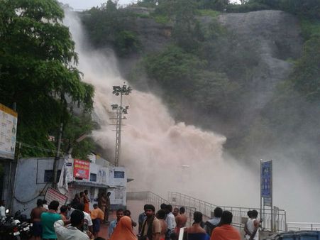 குற்றாலம் அருவிகளில் வெள்ளப் பெருக்கு - சுற்றுலாப் பயணிகள் குளிக்கத் தடை