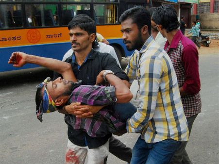 கர்நாடகாவில் திப்புசுல்தான் பிறந்த நாள் விழாவில் வன்முறை: வி.ஹெச்.பி பிரமுகர் உட்பட 2 பேர் சாவு