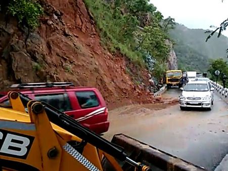 திருப்பதி 2வது மலைப்பாதையில் மண் சரிவு - போக்குவரத்து நிறுத்தம்