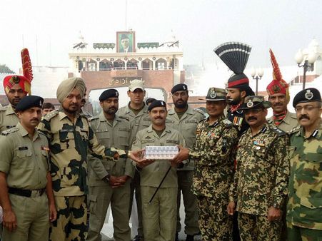 தீபாவளி கொண்டாட்டம்.. வாகா எல்லையில் இந்திய- பாகிஸ்தான் ராணுவ வீரர்கள் இனிப்பு பரிமாற்றம்